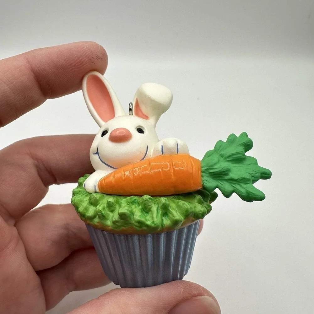 Hallmark: Some Bunny To Love - Keepsake Cupcakes - Series‎ 9th - 2016 Ornament